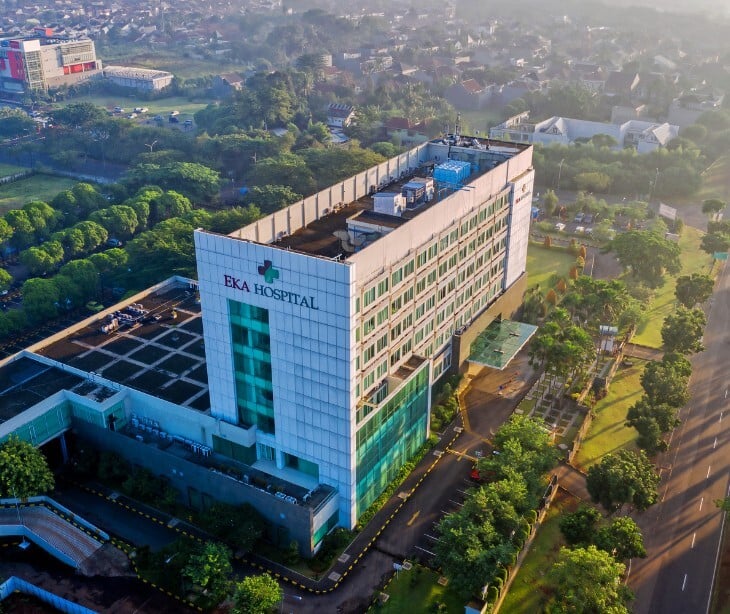 Image of a hospital building from above. 