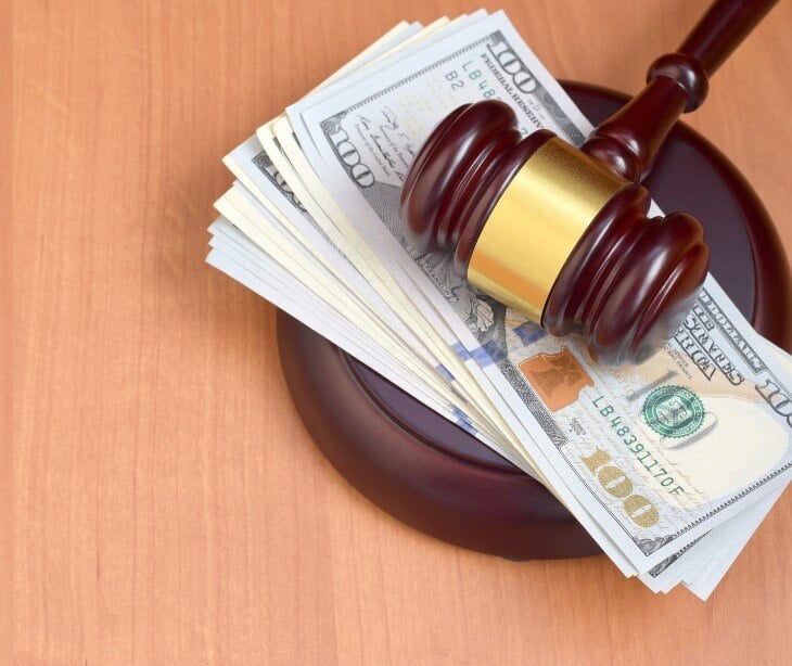 Image of gavel and money for blog about Illinois hospital settles $675K lawsuit