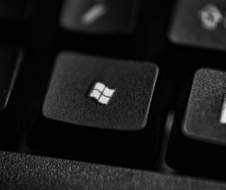 Image of the windows logo on a keyboard.